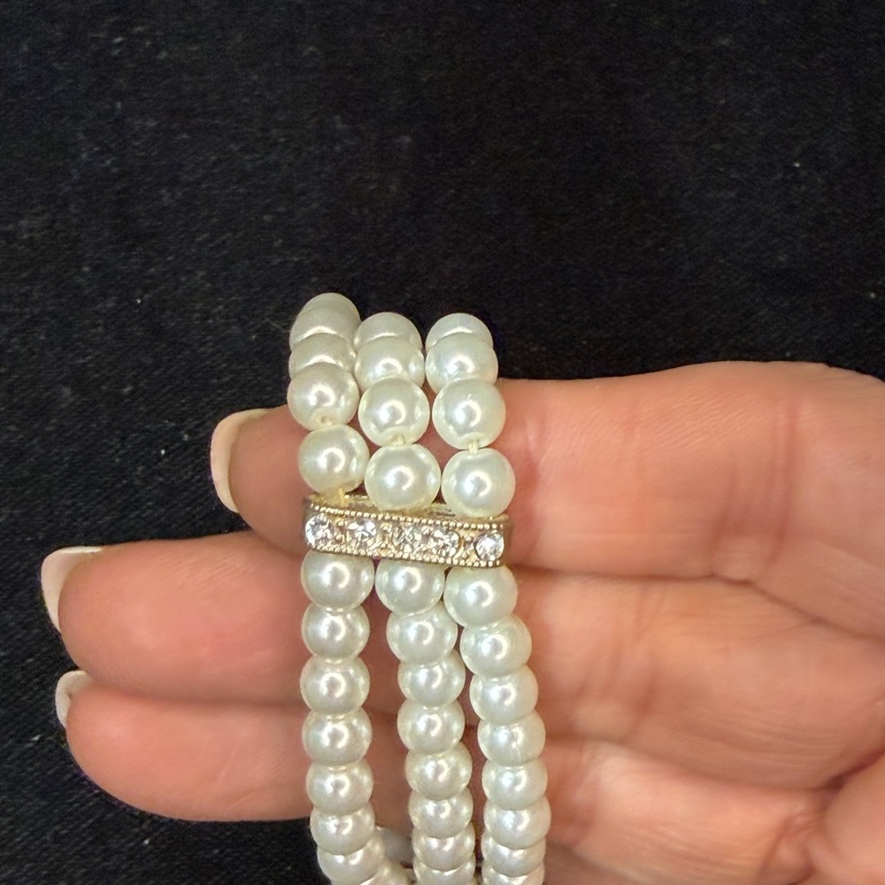 Source Unknown Triple Pearl Bracelet with Gold Details - Picture 2 of 3